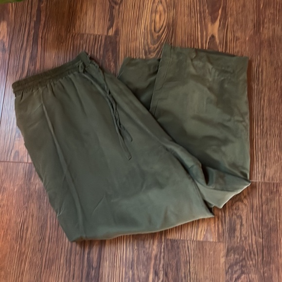 100% Silk Wide Leg Pull On High Waisted Pant. Cropped length. Olive green. M/L - Picture 6 of 6